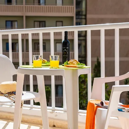 Wonderful Location, Close To The Beach Апартаменты *